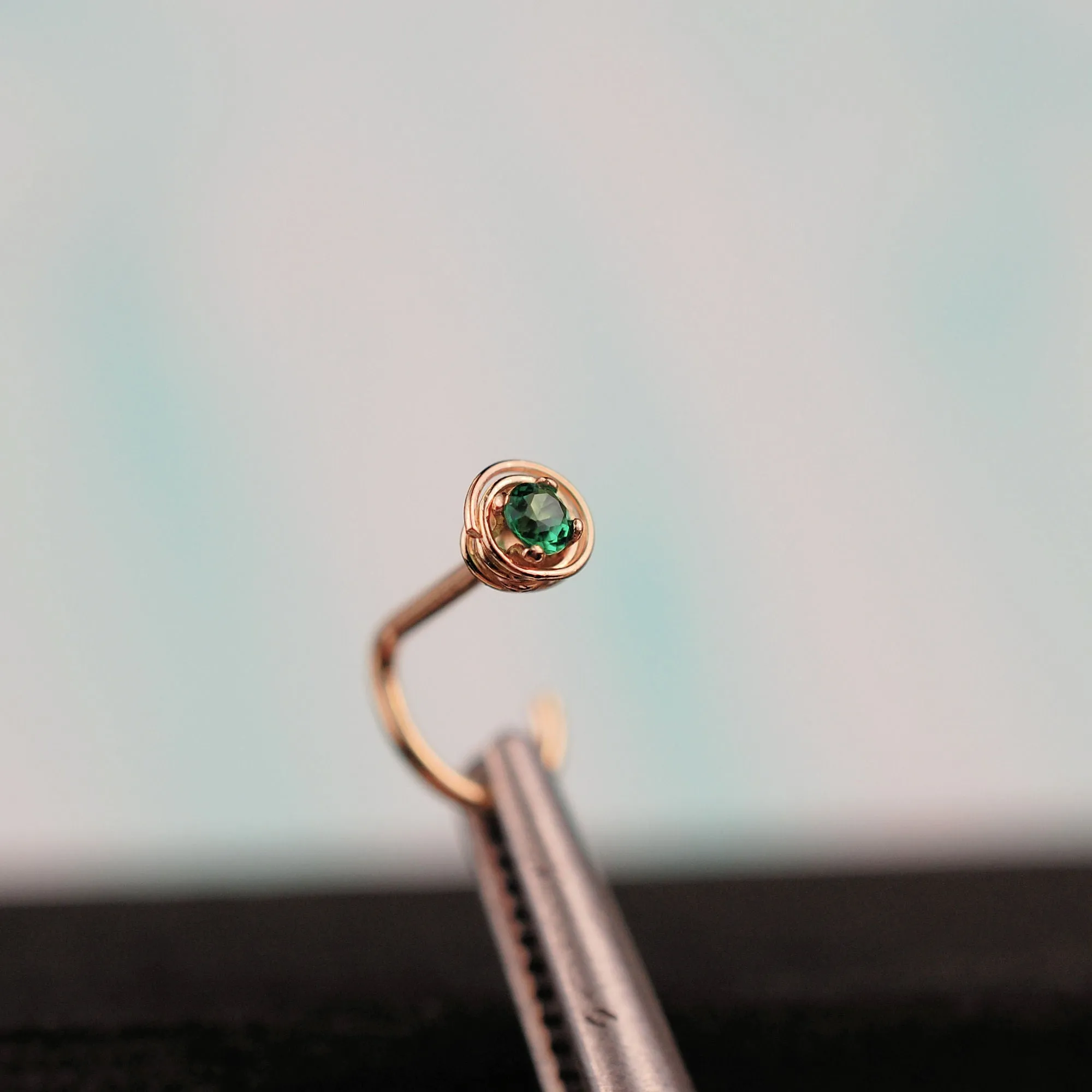 Tangled Emerald Nose Stud in Gold 2mm Stone