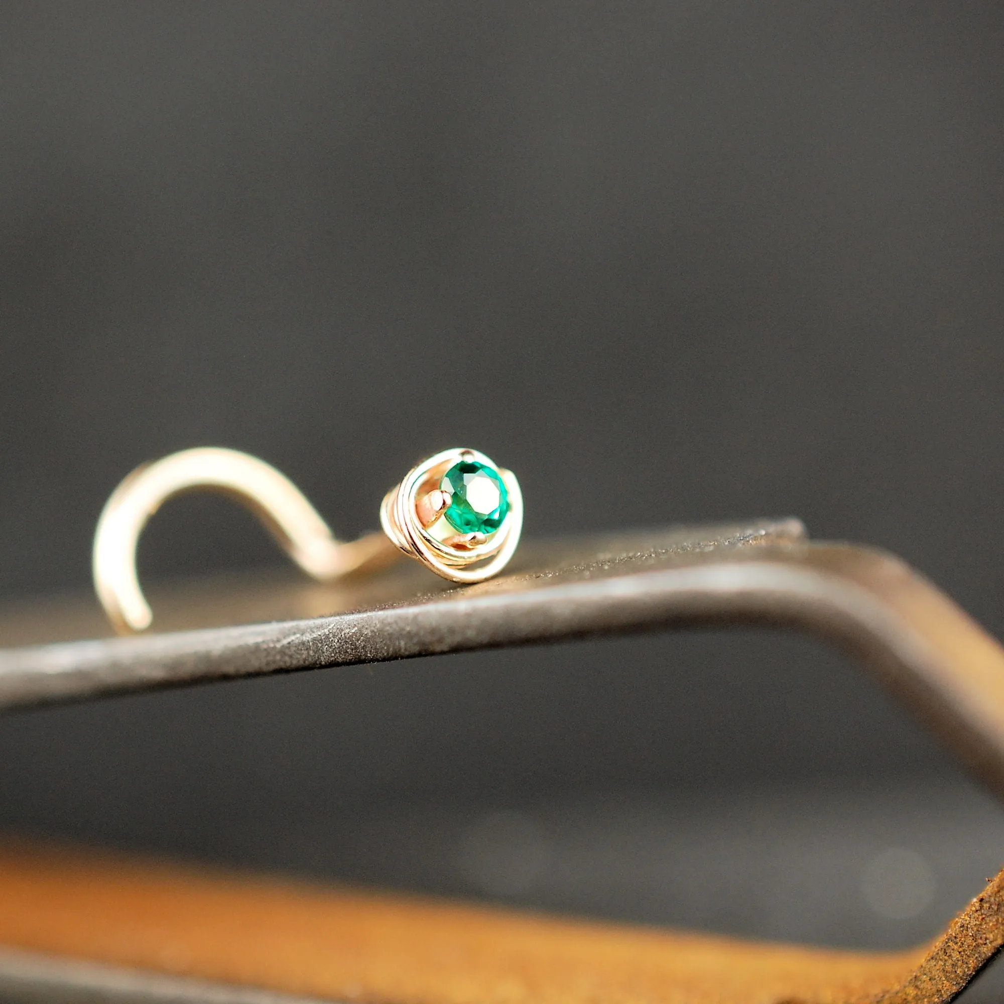 Tangled Emerald Nose Stud in Gold 2mm Stone